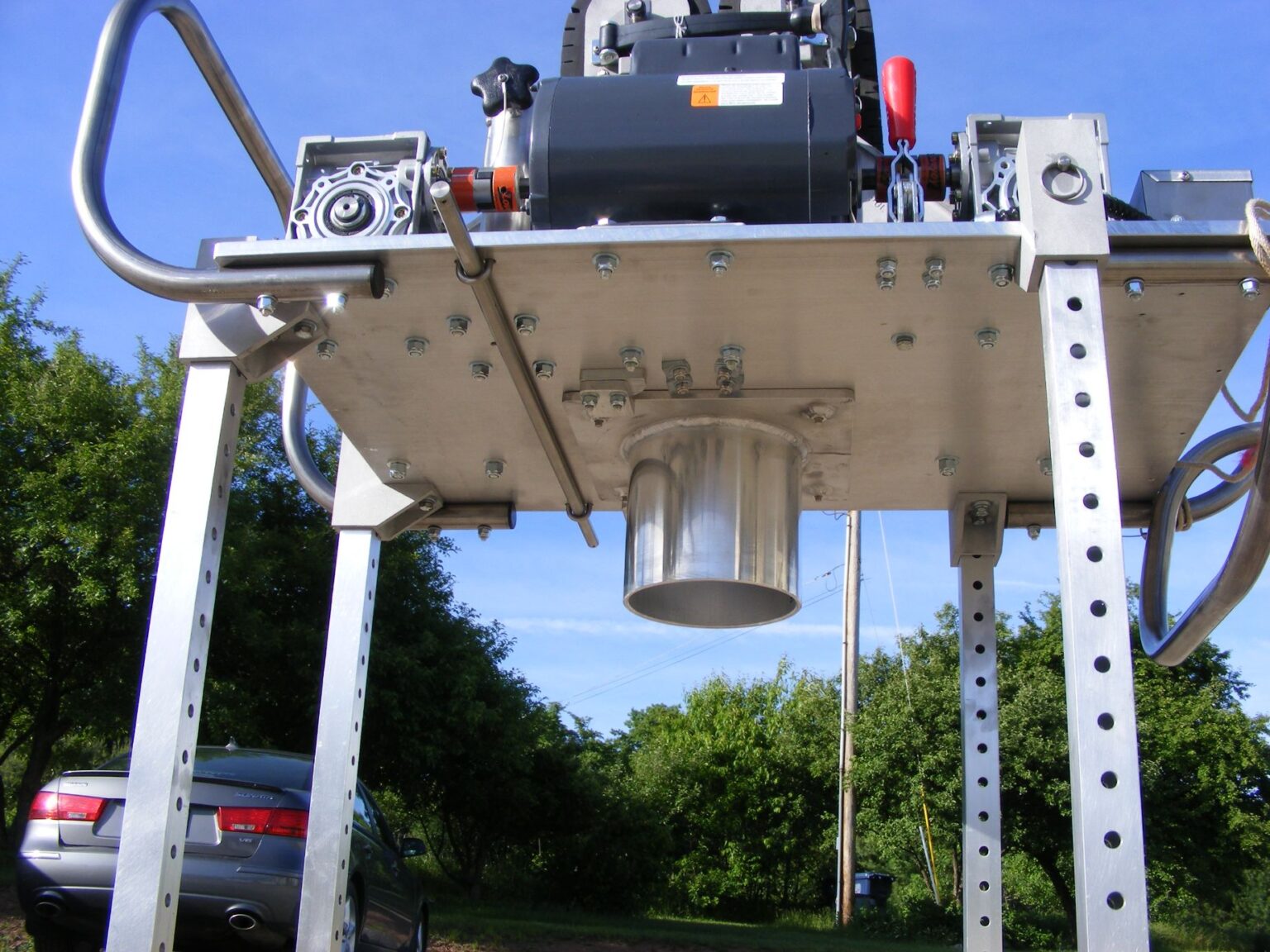 Adjustable leg-mounted wellhead support plate
